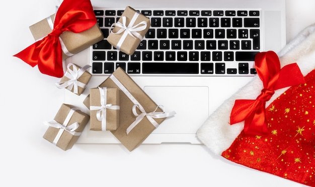 Laptop and gifts for christmas and new year celebration isolated on white background | Premium Photo